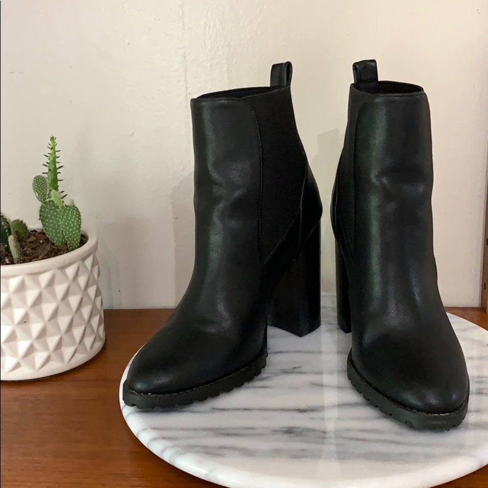 Forever 21 black Chelsea booties